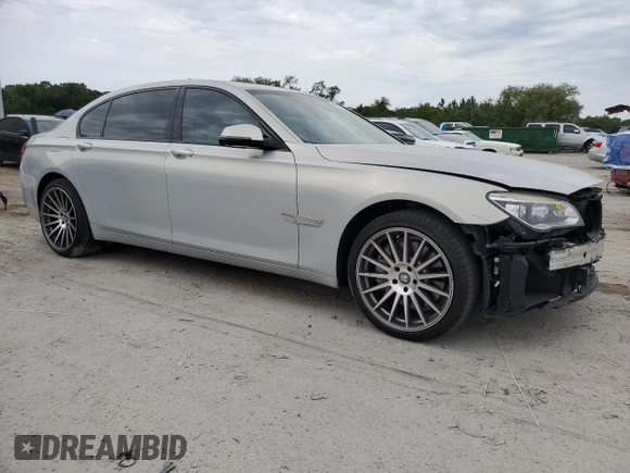 2015 BMW 7 Series 750Li z VIN WBAYE8C56FD781213, wystawiony jako Copart lot #55843955 z przebiegiem 63 899 mil mil oraz Szkoda całkowita • Salvage title. Historia ofert i sprzedaży dostępna na DreamBid. Obrazek 4.