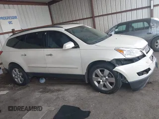 2011 Chevrolet Traverse LTZ z VIN 1GNKRLEDXBJ326016, wystawiony jako IAAI lot #42260167 z przebiegiem 163 447 mil mil oraz . Historia ofert i sprzedaży dostępna na DreamBid. Obrazek 13.