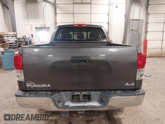 2013 Toyota Tundra z VIN 5TFUM5F11DX045948, wystawiony jako IAAI lot #41687797 z przebiegiem 177 579 mil mil oraz . Historia ofert i sprzedaży dostępna na DreamBid. Obrazek 16.