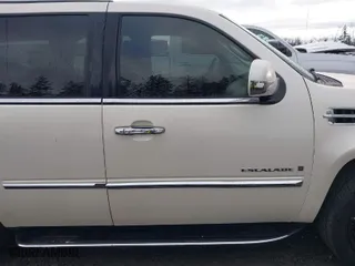 2009 Cadillac Escalade with VIN 1GYFK13219R153545, listed as a IAAI auction lot 41403646 with 148,467 mi miles. Bid and sale history available at carsss.com. Image 13.