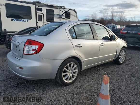 2011 Suzuki SX4 LE z VIN JS2YC5A23B6300189, wystawiony jako Copart lot #85389574 z przebiegiem 71 272 mil mil oraz Czysty tytuł • Clean title. Historia ofert i sprzedaży dostępna na DreamBid. Obrazek 3.