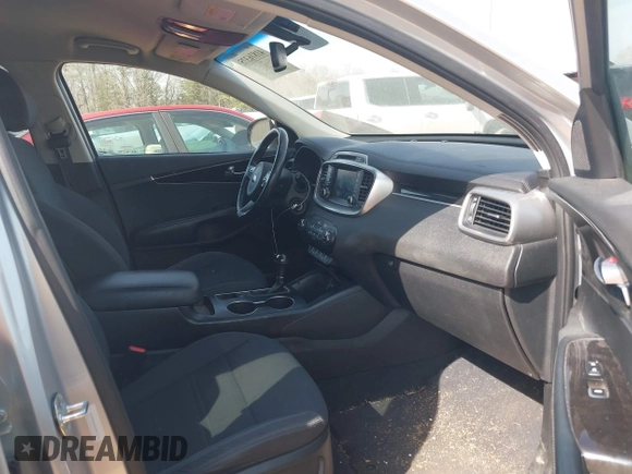 2018 Kia Sorento LX z VIN 5XYPG4A33JG417196, wystawiony jako IAAI lot #41816375 z przebiegiem 115 852 mil mil oraz . Historia ofert i sprzedaży dostępna na DreamBid. Obrazek 5.