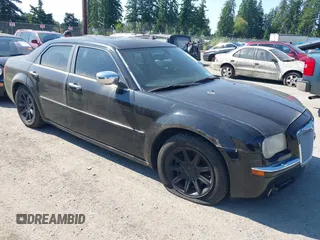 2006 Chrysler 300 C z VIN 2C3KA63H16H351096, wystawiony jako IAAI lot #42425468 z przebiegiem 163 310 mil mil oraz . Historia ofert i sprzedaży dostępna na DreamBid. Obrazek 1.