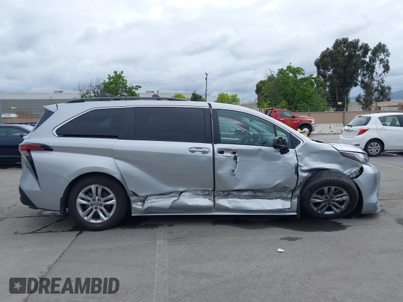 2022 Toyota Sienna XLE z VIN 5TDJRKEC8NS135921, wystawiony jako IAAI lot #42124395 z przebiegiem 39 611 mil mil oraz . Historia ofert i sprzedaży dostępna na DreamBid. Obrazek 13.