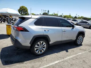 2024 Toyota RAV4 XLE Premium z VIN 2T3C1RFV8RC263882, wystawiony jako Copart lot #63328475 z przebiegiem 11 788 mil mil oraz Szkoda całkowita • Salvage title. Historia ofert i sprzedaży dostępna na DreamBid. Obrazek 3.