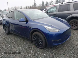 2024 Tesla Model Y Long Range with VIN 7SAYGDEE9RF066607, listed as a IAAI auction lot 40895482 with 9,988 mi miles. Bid and sale history available at carsss.com. Image 1.