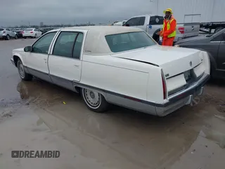 1996 Cadillac Fleetwood z VIN 1G6DW52P1TR700801, wystawiony jako IAAI lot #41945490 z przebiegiem 133 198 mil mil oraz . Historia ofert i sprzedaży dostępna na DreamBid. Obrazek 3.