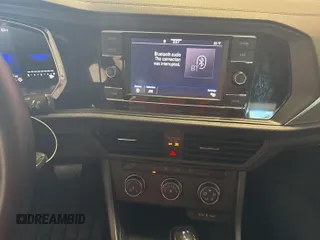 2024 Volkswagen Jetta S с VIN 3VW5M7BU2RM079505, выставлен на аукционе IAAI как лот 42808841 с пробегом 21 446 миль миль и . История ставок и продаж доступна на DreamBid. Изображение 27.
