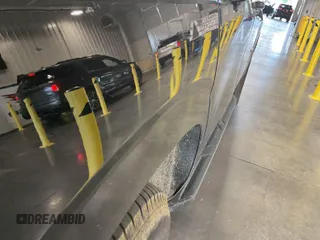 2022 Chevrolet Tahoe LS z VIN 1GNSKMKD7NR129745, wystawiony jako IAAI lot #42566236 z przebiegiem 95 126 mil mil oraz . Historia ofert i sprzedaży dostępna na DreamBid. Obrazek 12.