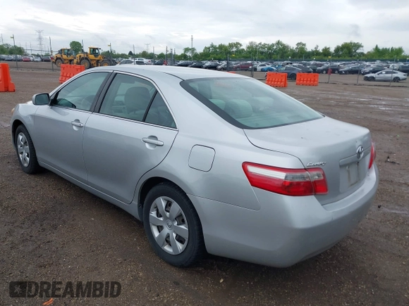 2007 Toyota Camry CE z VIN 4T1BE46K87U188131, wystawiony jako IAAI lot #42378672 z przebiegiem 274 966 mil mil oraz . Historia ofert i sprzedaży dostępna na DreamBid. Obrazek 3.