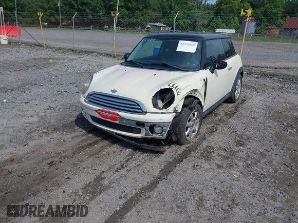 2010 MINI Hardtop z VIN WMWMF3C57ATU76526, wystawiony jako IAAI lot #42376569 z przebiegiem 111 172 mil mil oraz . Historia ofert i sprzedaży dostępna na DreamBid. Obrazek 2.