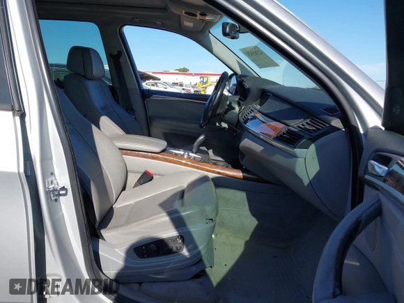 2008 BMW X5 3.0si z VIN 5UXFE43598L002171, wystawiony jako IAAI lot #42385920 z przebiegiem 234 795 mil mil oraz . Historia ofert i sprzedaży dostępna na DreamBid. Obrazek 5.