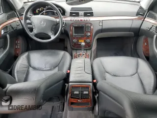 2002 Mercedes-Benz S 500 z VIN WDBNG75J22A219954, wystawiony jako Copart lot #56286855 z przebiegiem 144 562 mil mil oraz Szkody całkowita. Historia ofert i sprzedaży dostępna na DreamBid. Obrazek 8.