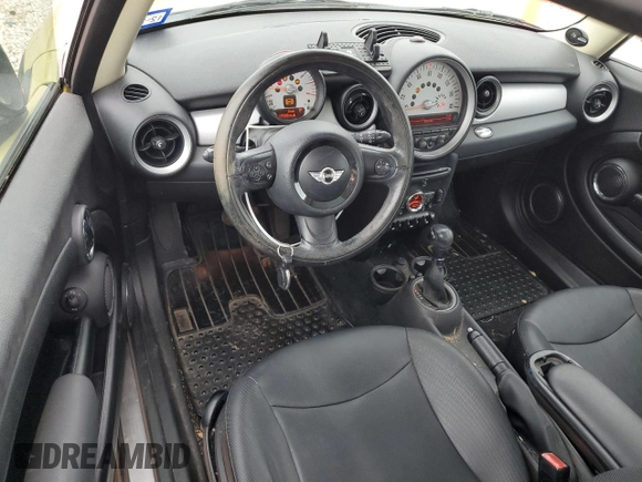 2011 MINI Hardtop z VIN WMWSU3C56BT093725, wystawiony jako Copart lot #54552145 z przebiegiem 119 060 mil mil oraz Czysty tytuł • Clean title. Historia ofert i sprzedaży dostępna na DreamBid. Obrazek 8.