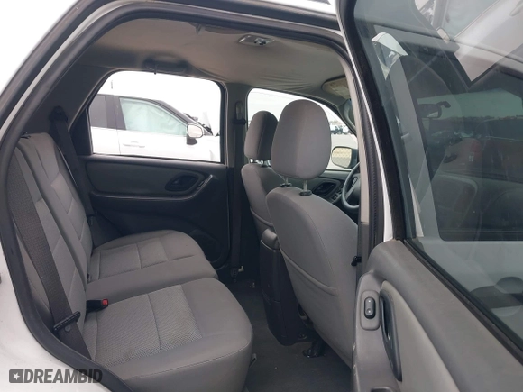 2007 Ford Escape XLT with VIN 1FMYU93147KA42293, listed as a IAAI auction lot 41586591 with 215,643 mi miles. Bid and sale history available at carsss.com. Image 8.