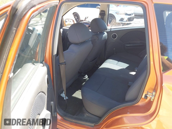 2007 Chevrolet Aveo LS z VIN KL1TD66697B746324, wystawiony jako IAAI lot #40257318 z przebiegiem 144 789 mil mil oraz . Historia ofert i sprzedaży dostępna na DreamBid. Obrazek 8.
