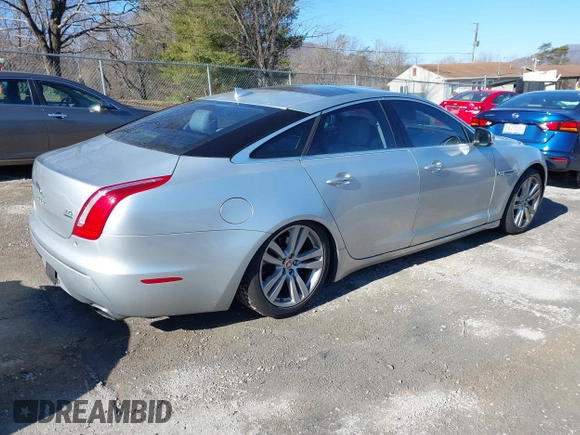 2014 Jaguar XJ z VIN SAJWJ1CD0E8V63989, wystawiony jako IAAI lot #41643513 z przebiegiem 119 924 mil mil oraz . Historia ofert i sprzedaży dostępna na DreamBid. Obrazek 4.