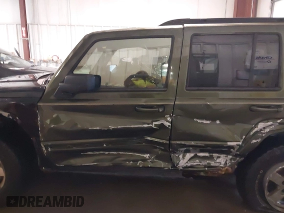 2007 Jeep Commander Sport z VIN 1J8HG48P17C545682, wystawiony jako IAAI lot #41369706 z przebiegiem 187 900 mil mil oraz . Historia ofert i sprzedaży dostępna na DreamBid. Obrazek 6.