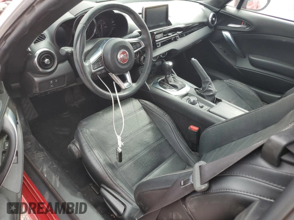2017 FIAT 124 Spider Lusso z VIN JC1NFAEK5H0123760, wystawiony jako Copart lot #55865845 z przebiegiem 52 285 mil mil oraz Szkoda całkowita • Salvage title. Historia ofert i sprzedaży dostępna na DreamBid. Obrazek 8.