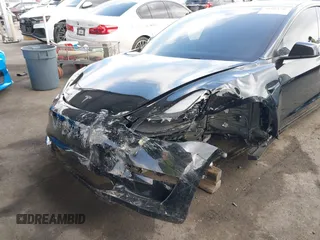 2023 Tesla Model 3 z VIN 5YJ3E1EA1PF546324, wystawiony jako IAAI lot #42103745 z przebiegiem 33 284 mil mil oraz . Historia ofert i sprzedaży dostępna na DreamBid. Obrazek 6.
