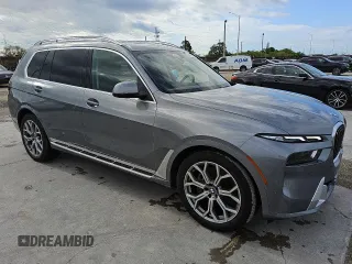 2024 BMW X7 xDrive40i z VIN 5UX23EM08R9V48892, wystawiony jako Copart lot #56059665 z przebiegiem 28 430 mil mil oraz Tytuł czysty. Historia ofert i sprzedaży dostępna na DreamBid. Obrazek 4.