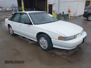 1996 Oldsmobile Cutlass Supreme S z VIN 1G3WH52M8TF346878, wystawiony jako IAAI lot #41827990 z przebiegiem 124 705 mil mil oraz . Historia ofert i sprzedaży dostępna na DreamBid. Obrazek 1.
