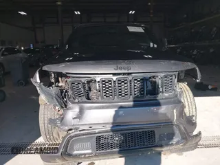 2018 Jeep Grand Cherokee Laredo E with VIN 1C4RJFAG5JC343101, listed as a IAAI auction lot 41211158 with 105,886 mi miles. Bid and sale history available at carsss.com. Image 12.