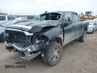 2023 Ram 2500 Tradesman z VIN 3C6UR5CL0PG614831, wystawiony jako IAAI lot #41367939 z przebiegiem 70 439 mil mil oraz . Historia ofert i sprzedaży dostępna na DreamBid. Obrazek 2.