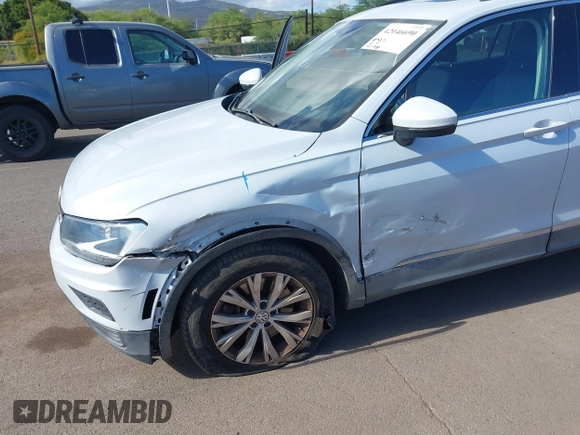 2018 Volkswagen Tiguan SEL z VIN 3VV3B7AX7JM126402, wystawiony jako IAAI lot #42046690 z przebiegiem 54 790 mil mil oraz . Historia ofert i sprzedaży dostępna na DreamBid. Obrazek 6.