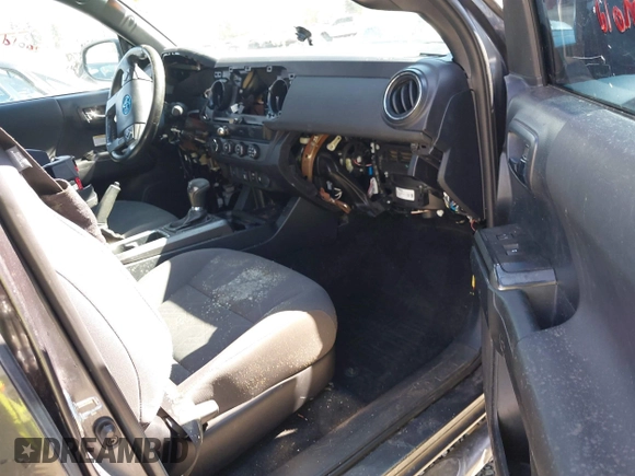 2019 Toyota Tacoma SR z VIN 3TMCZ5AN9KM232882, wystawiony jako IAAI lot #41879314 z przebiegiem Nie podano mil oraz . Historia ofert i sprzedaży dostępna na DreamBid. Obrazek 5.