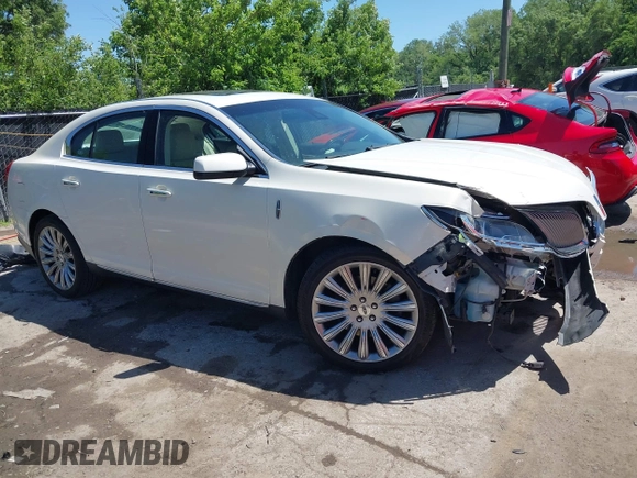 2013 Lincoln MKS z VIN 1LNHL9DK4DG611605, wystawiony jako IAAI lot #42271526 z przebiegiem 204 239 mil mil oraz . Historia ofert i sprzedaży dostępna na DreamBid. Obrazek 1.