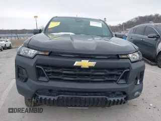2023 Chevrolet Colorado 4WD Work Truck z VIN 1GCGTBEC4P1198879, wystawiony jako IAAI lot #41322797 z przebiegiem 13 414 mil mil oraz . Historia ofert i sprzedaży dostępna na DreamBid. Obrazek 13.