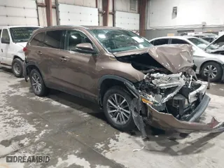 2019 Toyota Highlander SE with VIN 5TDJZRFH5KS973127, listed as a IAAI auction lot 41566877 with 63,557 mi miles. Bid and sale history available at carsss.com. Image 1.