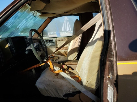 1988 Chevrolet Blazer z VIN 1GNCS18R1J0106286, wystawiony jako Copart lot #76802554 z przebiegiem 190 360 mil mil oraz Szkoda całkowita • Salvage title. Historia ofert i sprzedaży dostępna na DreamBid. Obrazek 7.