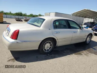 2002 Lincoln Town Car Cartier z VIN 1LNHM83W72Y617952, wystawiony jako Copart lot #50666275 z przebiegiem 238 169 mil mil oraz Czysty tytuł • Clean title. Historia ofert i sprzedaży dostępna na DreamBid. Obrazek 3.