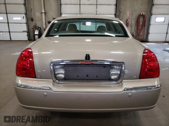 2005 Lincoln Town Car Signature z VIN 1LNHM81W55Y670818, wystawiony jako Copart lot #53279985 z przebiegiem 95 939 mil mil oraz Szkoda całkowita • Salvage title. Historia ofert i sprzedaży dostępna na DreamBid. Obrazek 6.