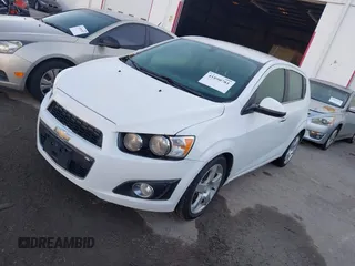 2016 Chevrolet Sonic LTZ z VIN 1G1JE6SB0G4161094, wystawiony jako IAAI lot #41890781 z przebiegiem 121 282 mil mil oraz . Historia ofert i sprzedaży dostępna na DreamBid. Obrazek 2.