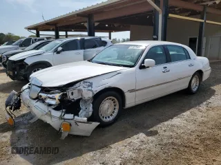 1999 Lincoln Town Car Executive z VIN 1LNHM81W8XY670296, wystawiony jako Copart lot #51507965 z przebiegiem 160 452 mil mil oraz Szkoda całkowita • Salvage title. Historia ofert i sprzedaży dostępna na DreamBid. Obrazek 1.