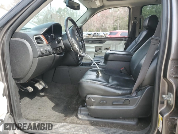 2013 Chevrolet Tahoe LT z VIN 1GNSKBE03DR181613, wystawiony jako Copart lot #49804675 z przebiegiem 227 939 mil mil oraz Szkoda całkowita • Salvage title. Historia ofert i sprzedaży dostępna na DreamBid. Obrazek 7.