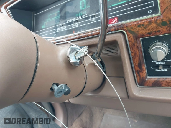 1988 Chrysler New Yorker z VIN 1C3BU6639JD209916, wystawiony jako IAAI lot #41744173 z przebiegiem 143 379 mil mil oraz . Historia ofert i sprzedaży dostępna na DreamBid. Obrazek 11.