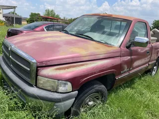 1995 Dodge 1500 z VIN 1B7HC16Y2SS102291, wystawiony jako IAAI lot #42312890 z przebiegiem 381 090 mil mil oraz . Historia ofert i sprzedaży dostępna na DreamBid. Obrazek 2.