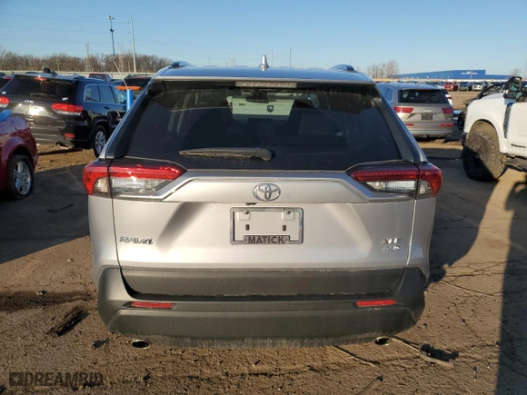 2022 Toyota RAV4 XLE with VIN 2T3P1RFV4NC284496, listed as a Copart auction lot 51371495 with 27,345 mi miles and Salvage Title. Bid and sale history available at carsss.com. Image 6.