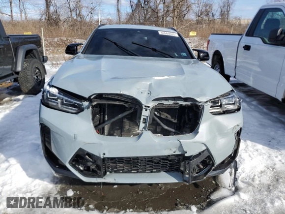 2024 BMW X4 M z VIN 5YM23EC01R9W18369, wystawiony jako Copart lot #53838455 z przebiegiem 11 550 mil mil oraz Szkody całkowita. Historia ofert i sprzedaży dostępna na DreamBid. Obrazek 5.