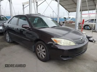 2002 Toyota Camry XLE z VIN JTDBF32K520006497, wystawiony jako IAAI lot #42021538 z przebiegiem 162 583 mil mil oraz . Historia ofert i sprzedaży dostępna na DreamBid. Obrazek 1.