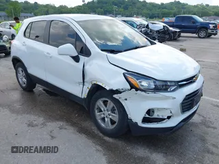 2021 Chevrolet Trax LS z VIN KL7CJNSB1MB301244, wystawiony jako IAAI lot #42231321 z przebiegiem 50 810 mil mil oraz . Historia ofert i sprzedaży dostępna na DreamBid. Obrazek 1.