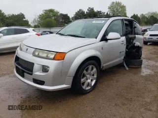2004 Saturn VUE V6 z VIN 5GZCZ63474S864203, wystawiony jako Copart lot #55287435 z przebiegiem 183 522 mil mil oraz Szkody całkowita. Historia ofert i sprzedaży dostępna na DreamBid. Obrazek 1.