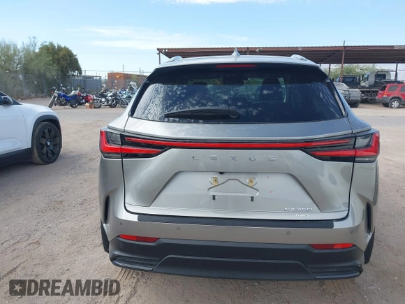 2024 Lexus NX 350 Luxury z VIN 2T2HGCEZ3RC032785, wystawiony jako IAAI lot #42230799 z przebiegiem 5 992 mil mil oraz . Historia ofert i sprzedaży dostępna na DreamBid. Obrazek 17.