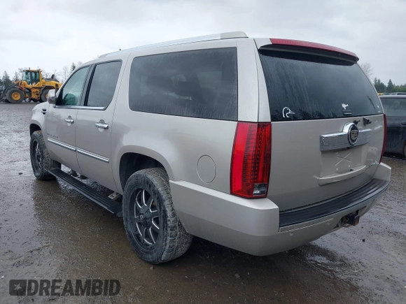 2008 Cadillac Escalade ESV z VIN 1GYFK668X8R111368, wystawiony jako IAAI lot #41891439 z przebiegiem 190 293 mil mil oraz . Historia ofert i sprzedaży dostępna na DreamBid. Obrazek 3.