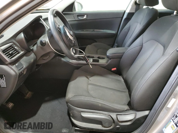 2016 Kia Optima LX z VIN 5XXGT4L3XGG088048, wystawiony jako Copart lot #56802395 z przebiegiem 165 891 mil mil oraz Szkoda całkowita • Salvage title. Historia ofert i sprzedaży dostępna na DreamBid. Obrazek 7.