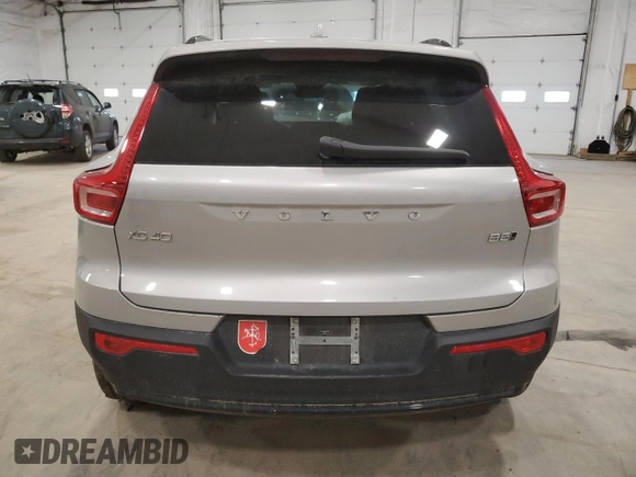 2024 Volvo XC40 Ultimate Dark Theme z VIN YV4L12UM4R2213891, wystawiony jako Copart lot #85272044 z przebiegiem Nie podano mil oraz Nie do naprawy • Non repairable. Historia ofert i sprzedaży dostępna na DreamBid. Obrazek 6.